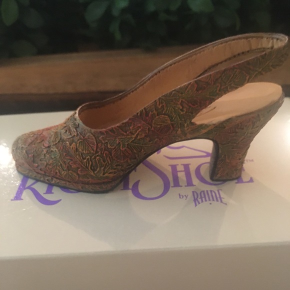 Just The Right Shoe Figurine - Picture 4 of 4